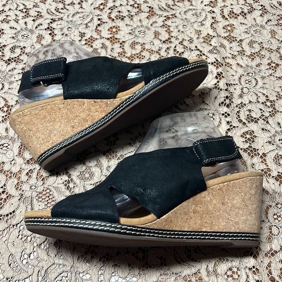 Clarks Collection Black Leather Cork Wedge Size 7.5 Women’s Summer Boho Beach - Picture 2 of 8